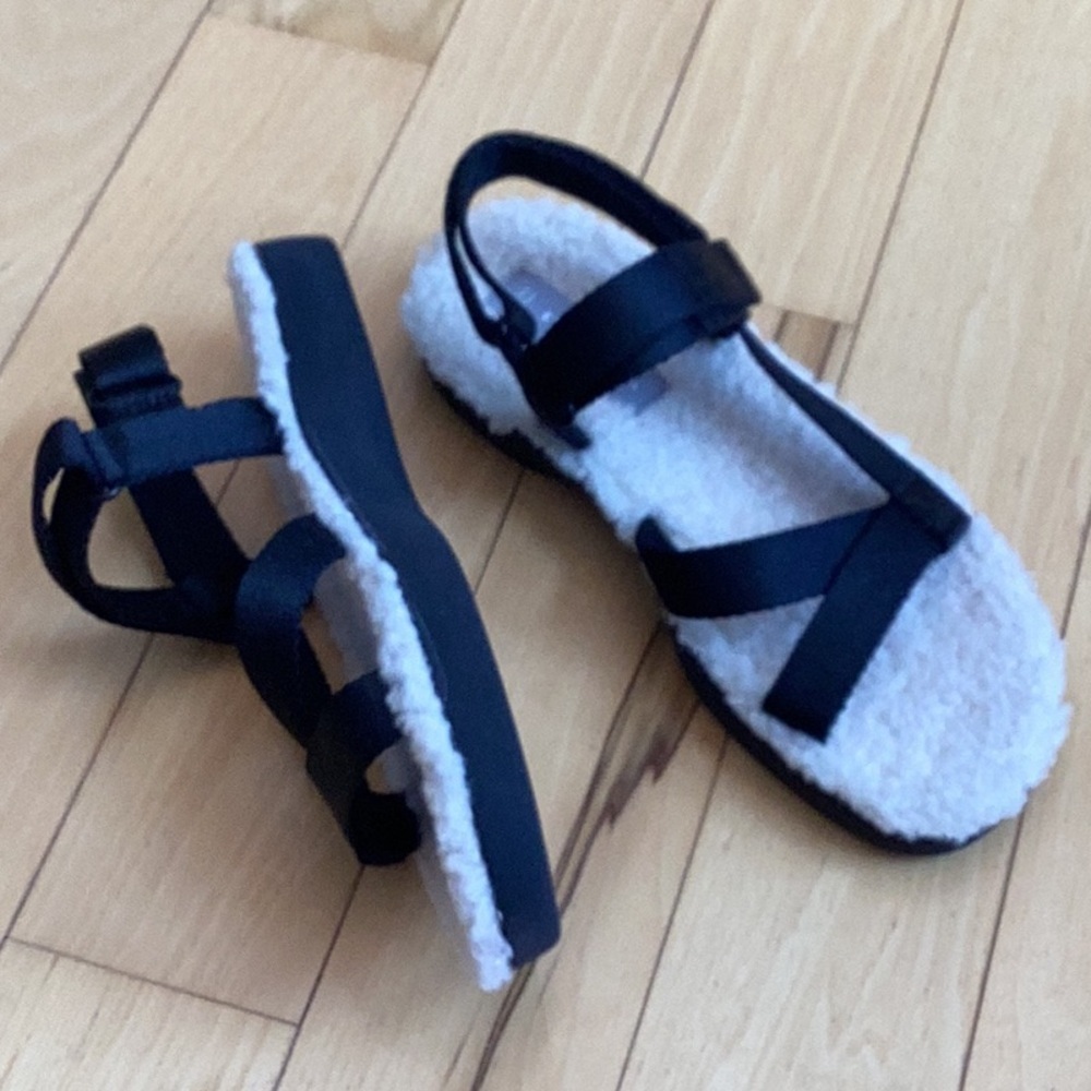 Everlane The Renew Teddy Sport Sandals. Black with cream Sherpa lining. Size 6 - Picture 8 of 15